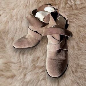 American Eagle Outfitters Women's size 9 Suede Bootie